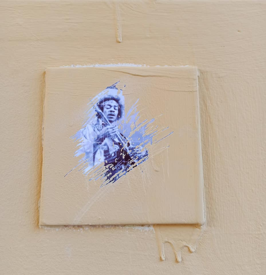 Плитку Бэнкси Нижегородского с изображением Джимми Хендрикса закрасили в переулке Холодный