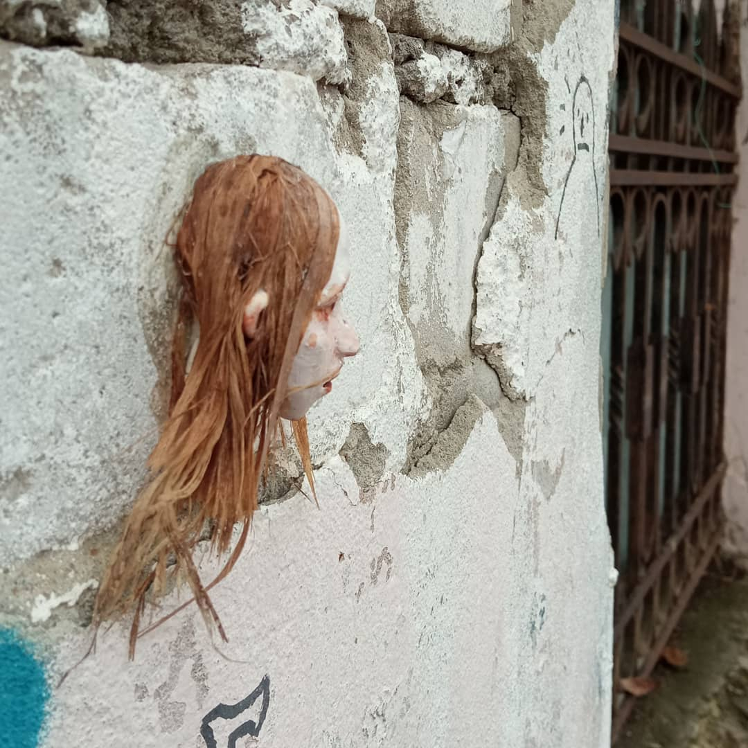 Уличная художница Linden Tar «разбросала» кукольные головы по Нижнему Новгороду
