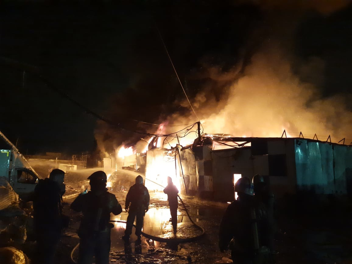 Ночной пожар уничтожил ангары с макулатурой в Нижнем Новгороде