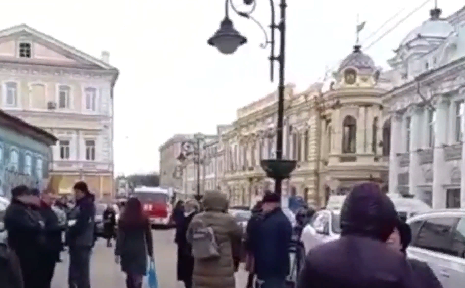 В здании на Рождественской эвакуировали людей из-за сообщения о бомбе