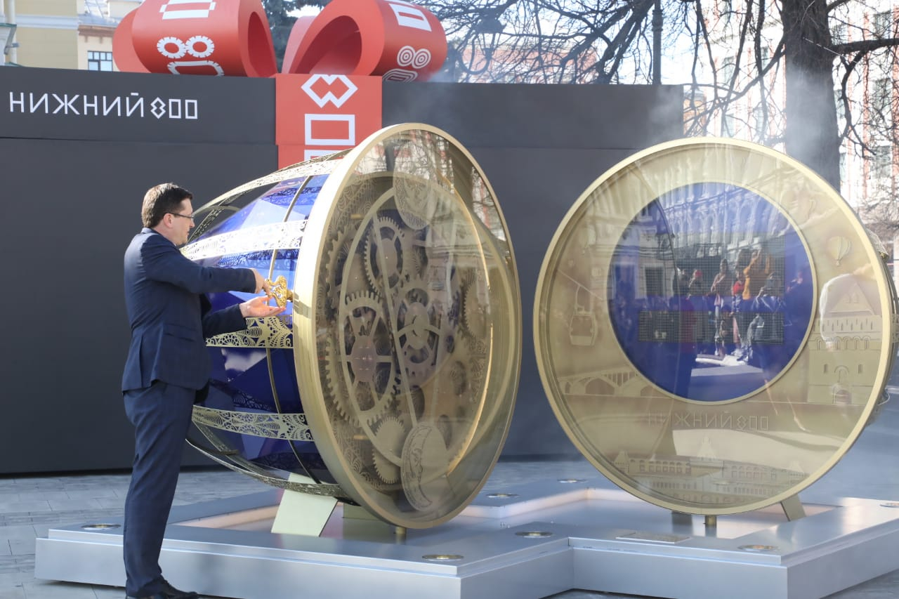 Часы обратного отсчета до 800-летия открыли на театральной площади в Нижнем Новгороде 18 апреля