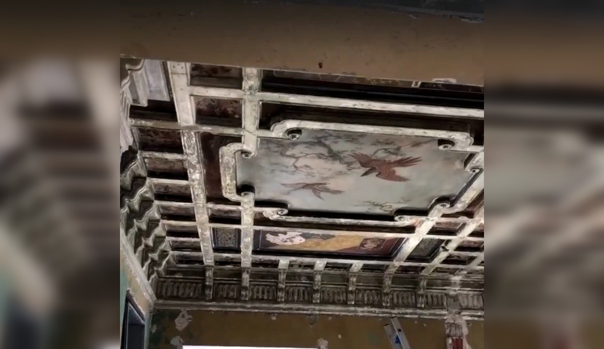 Старинную роспись потолка нашли в одном из домов на улице Рождественской