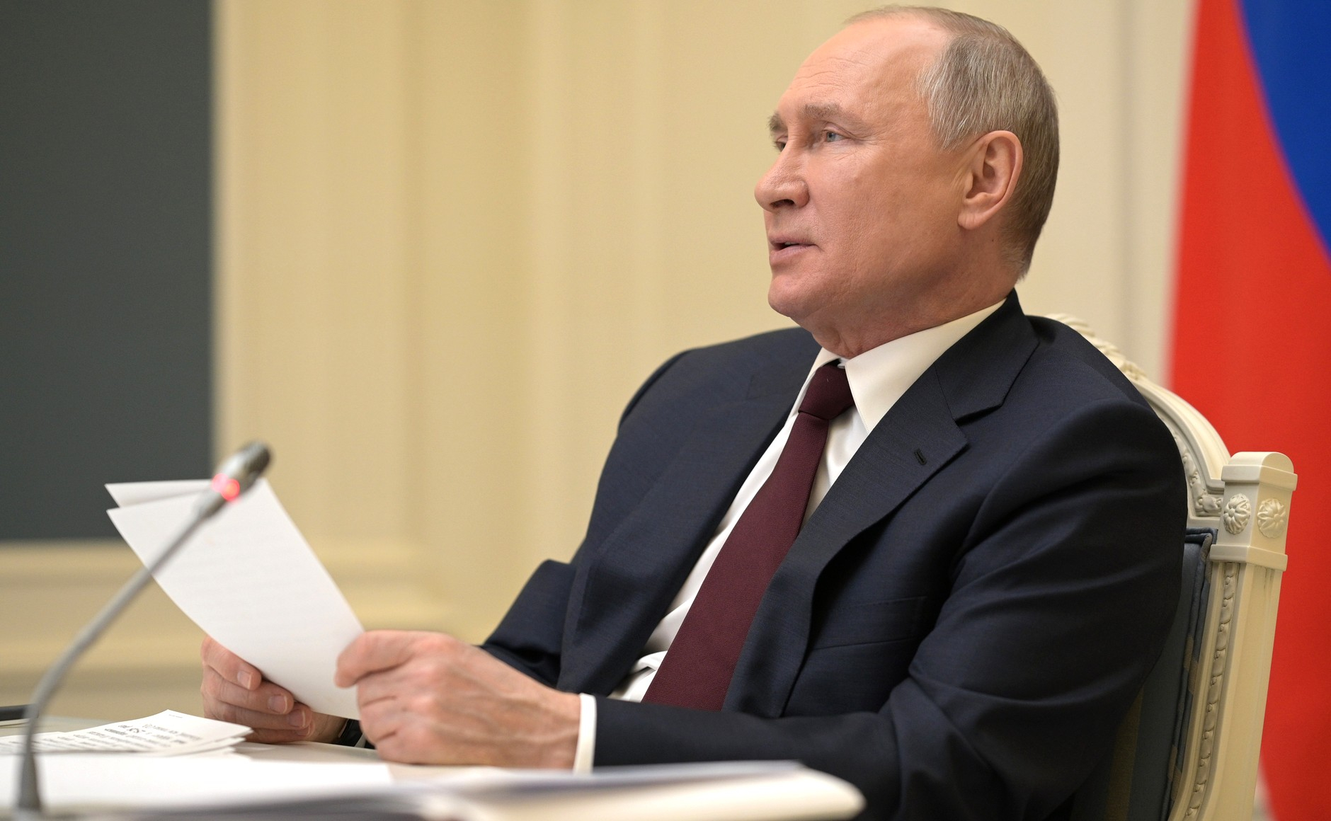 Владимир Путин подписал указ о длинных майских праздниках