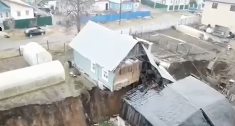 «Караул в Караулово»: частный дом разорвало пополам из-за провала грунта
