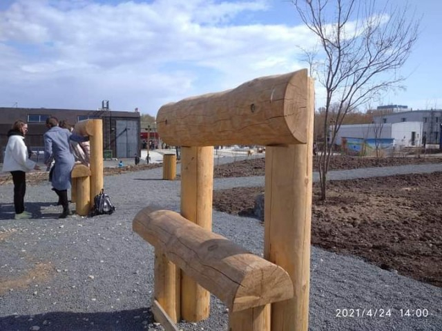 Скамейки-«прислонялки» появились у канатной дороги в Нижнем Новгороде