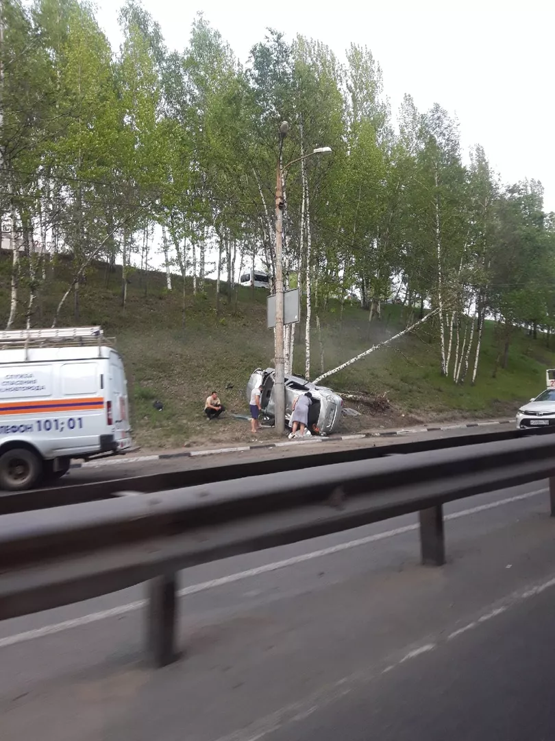 Фото к статье: Автомобиль перевернулся на спуске к Мызинскому мосту в Нижнем Новгороде