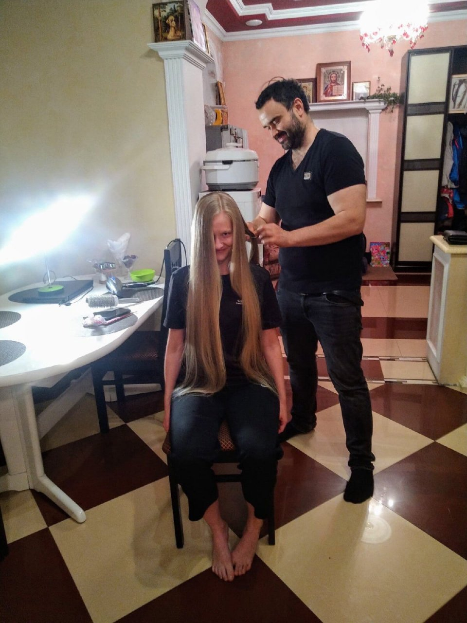 Нижегородка не стриглась 10 лет и случайно продала волосы стилисту «Модного приговора»