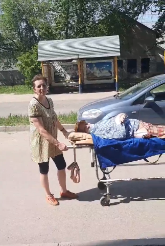Жительница Кстовского района 3,5 км везла мужа-инвалида на каталке из больницы домой