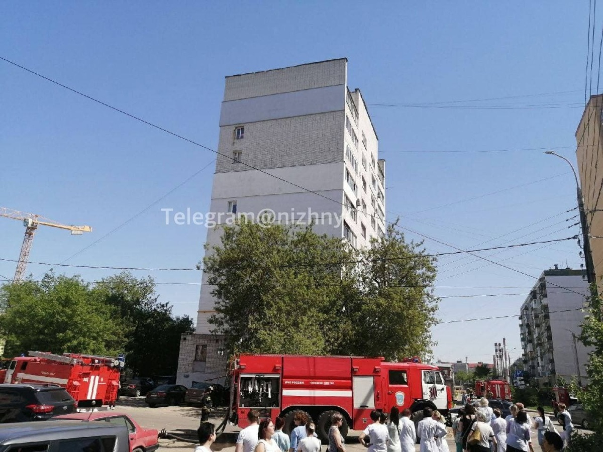 Врачей поликлиники на Рыбакова эвакуировали спасатели МЧС