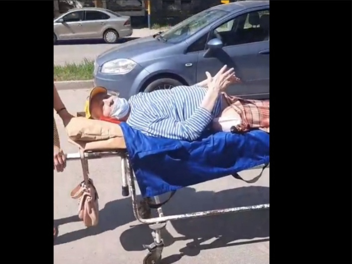 Министр здравоохранения резко прокомментировал самостоятельную отправку лежачего домой