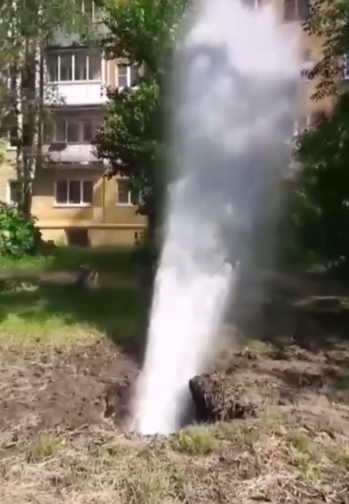 Фонтан воды забил из-под земли в окна жилого дома на Московском шоссе