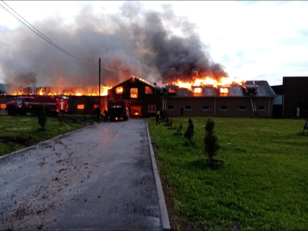 Конюшня сгорела на площади 600 кв.м. в Нижегородской области вечером 8 июня