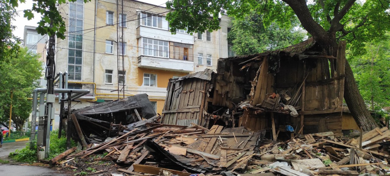 ДУК Нижегородского района демонтирует более 100 старых и опасных построек
