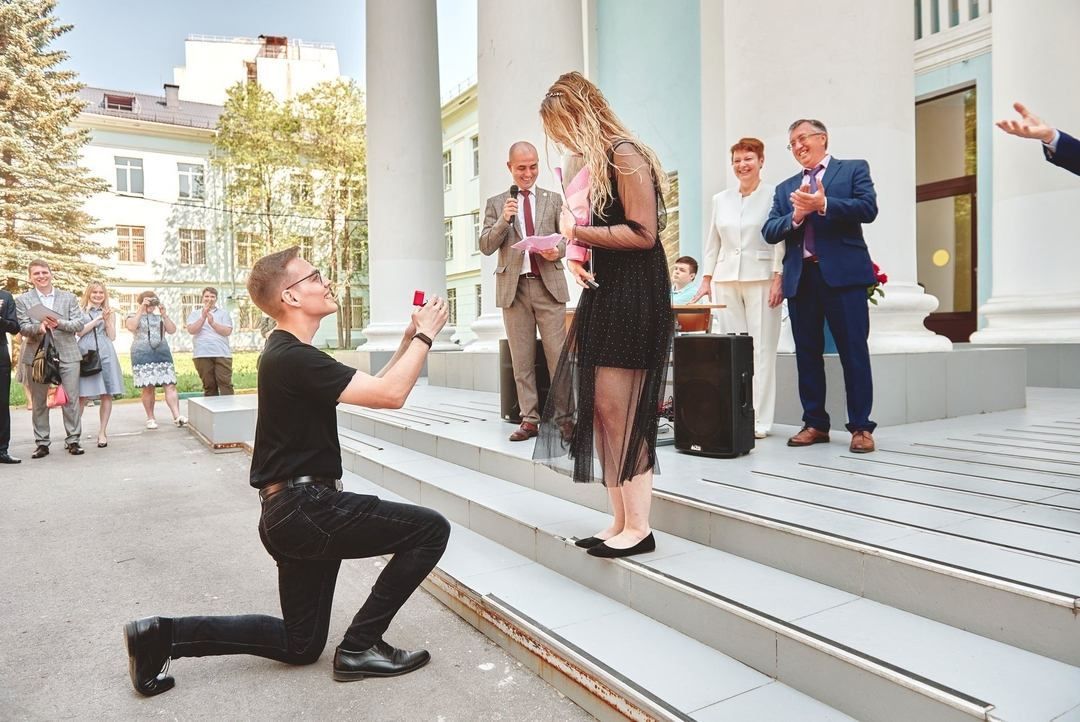 На церемонии вручения дипломов нижегородскую студентку позвали замуж
