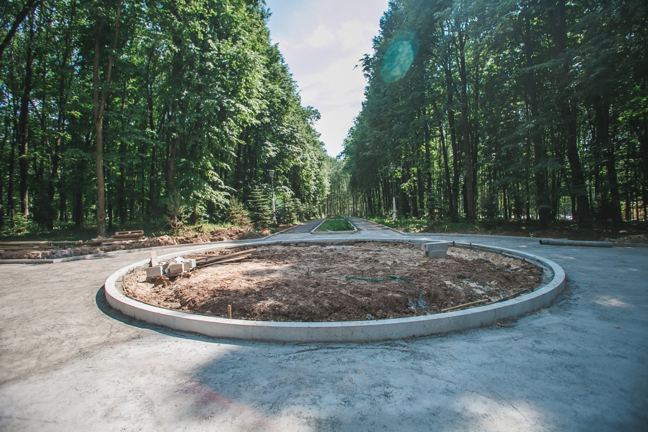 На центральной площади нижегородского парка «Швейцария» готовят основание под новое мощение