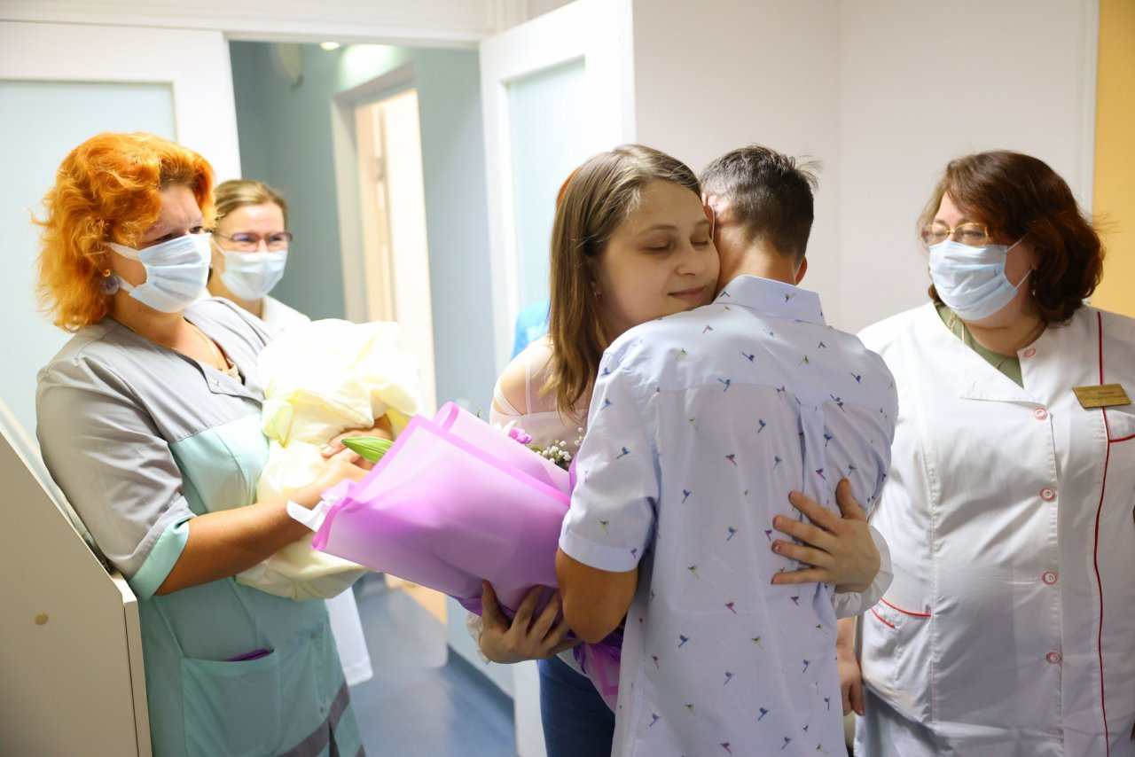 Трогательные фото выписки первой в России женщины с пересаженными органами, родившей здорового малыша