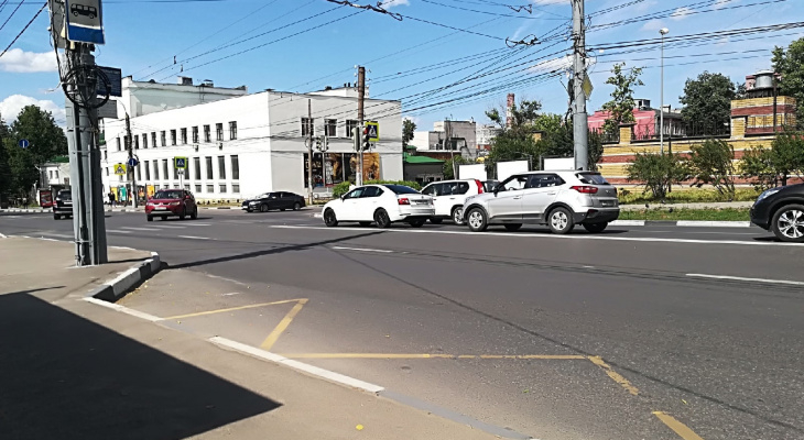 Автомобилистам выдвинули новые правила парковки на Большой Покровской