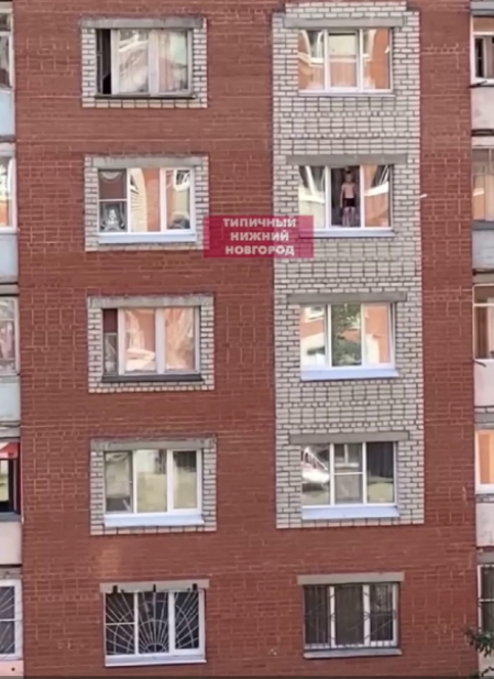В Нижнем Новгороде ребенок гулял в открытом окне на четвертом этаже