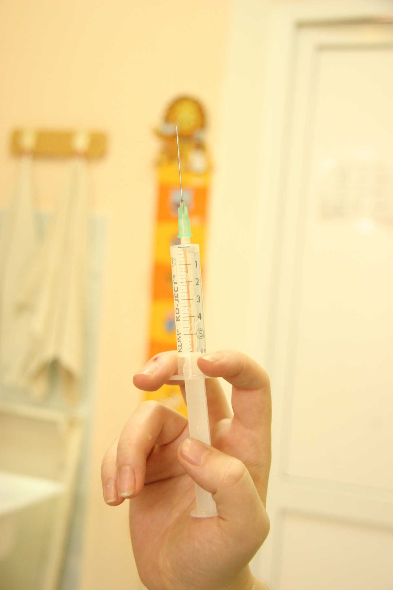 Медсестра прививочного пункта в нижегородском ТЦ пугает смертью посетителей