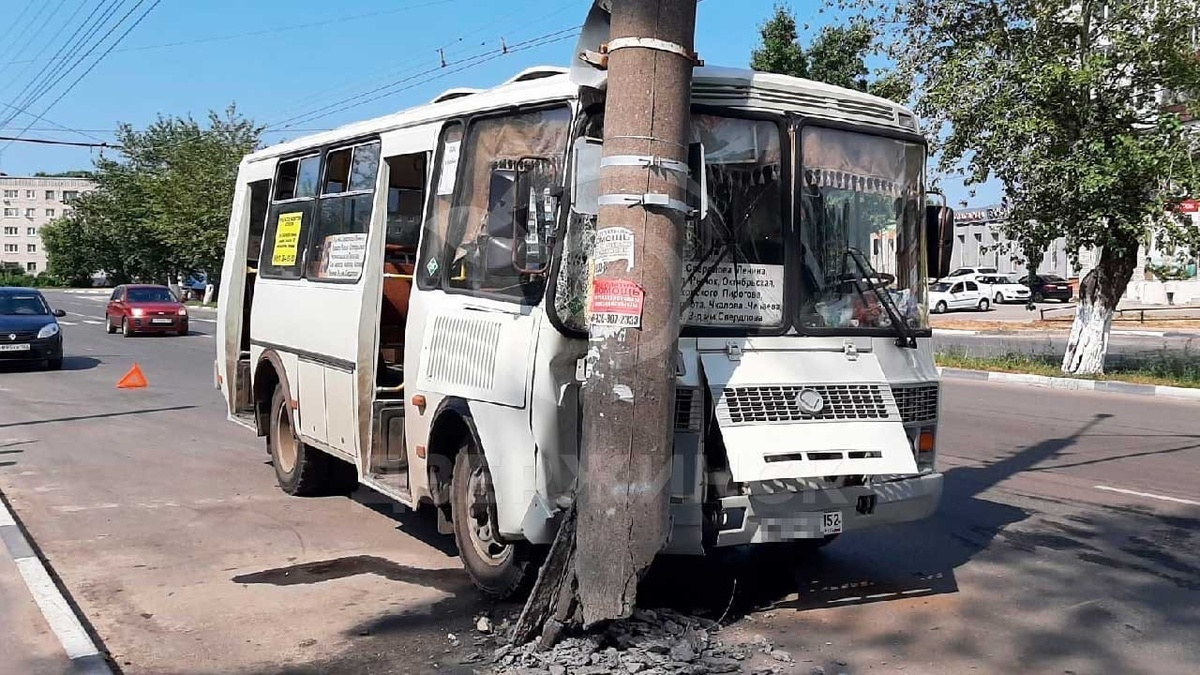 Пассажирский автобус врезался в столб в Нижегородской области