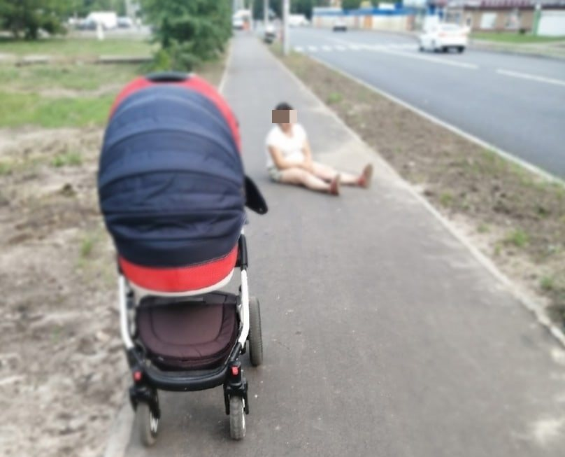 Младенец едва не попал под колеса машины из-за пьяной матери в Нижнем Новгороде