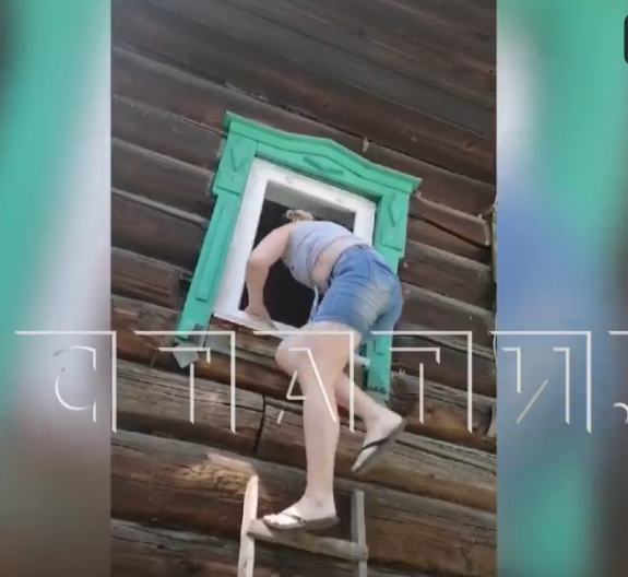 Многодетная семья вынуждена заходить в квартиру на втором этаже через окно