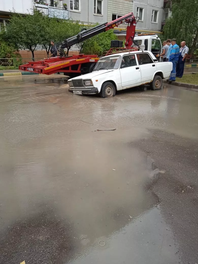 Фото к статье: Машина провалилась из-за прорыва водопровода в Нижнем Новгороде