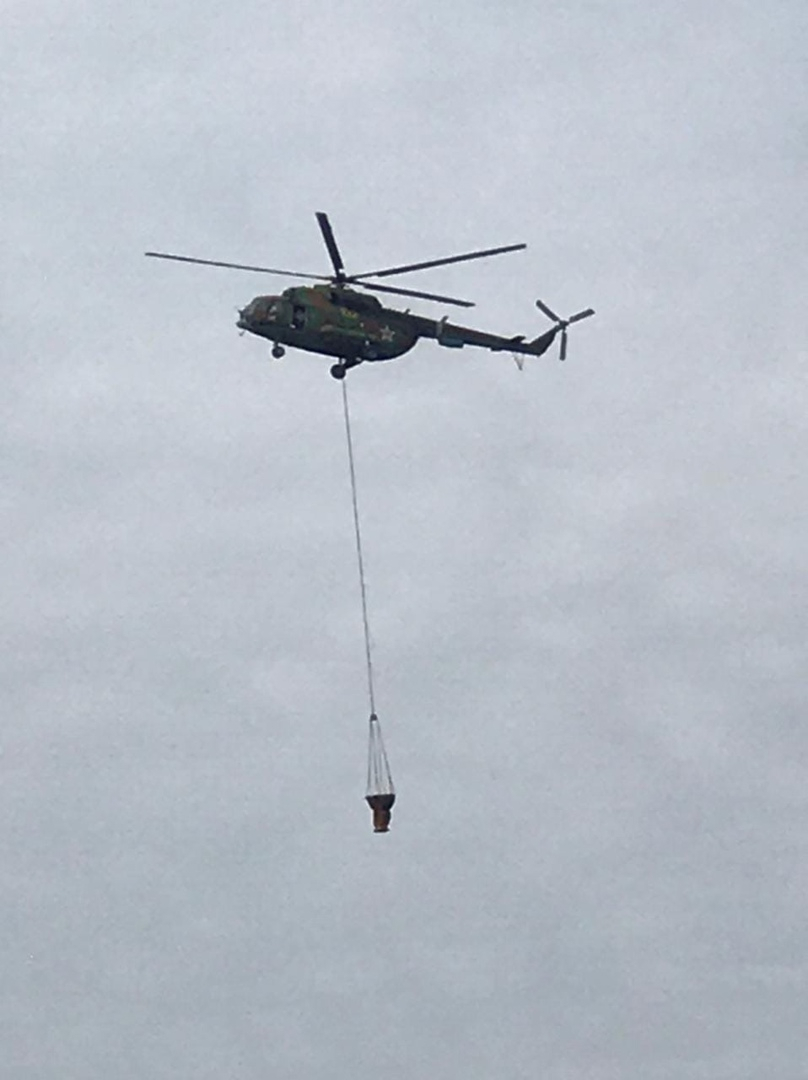 В Сарове вертолет собирает воду для тушения пожара в Мордовском заповеднике