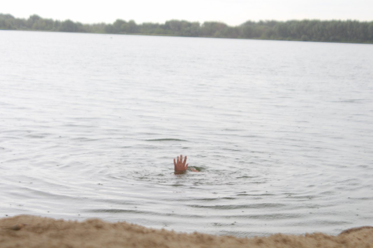 Таня утонула. Женщины купаются в реке.