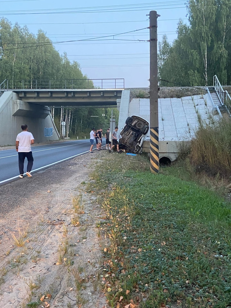 Водитель "Лады Ларгус" врезался в бетонную опору моста и погиб в Нижегородской области