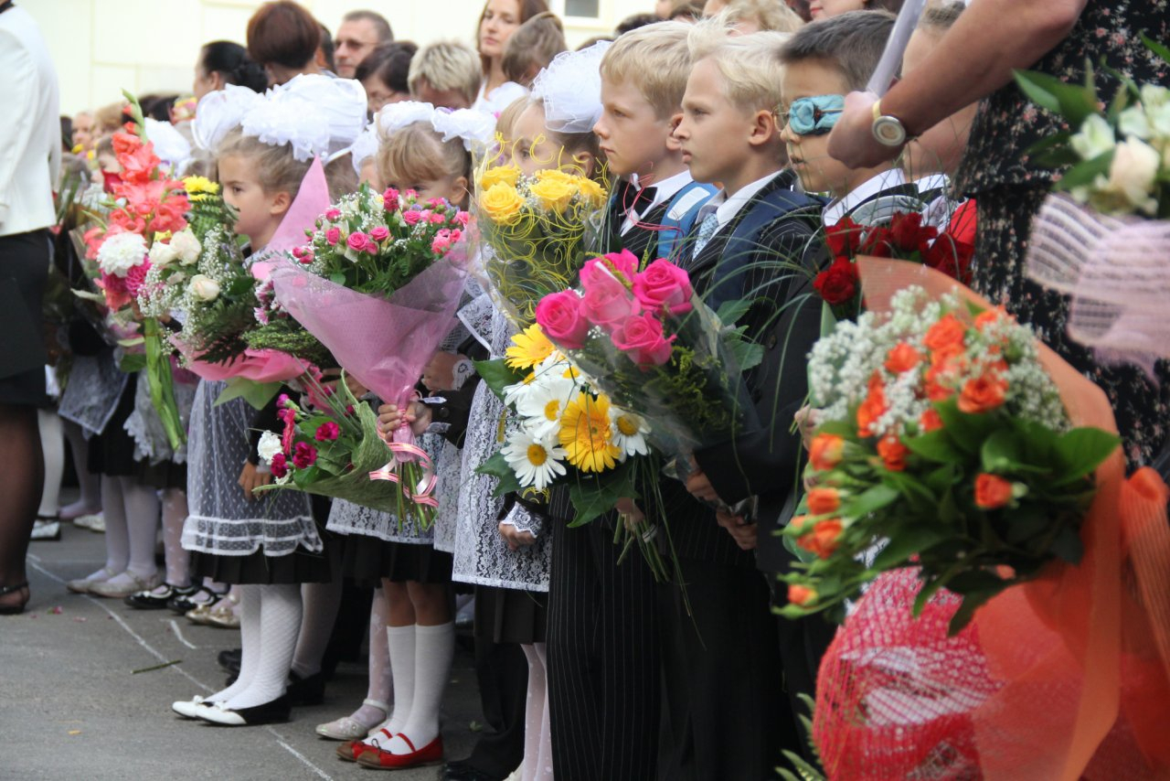 Роспотребнадзор назвал предельный вес рюкзаков для учеников младших и средних классов