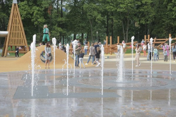 Обновленный парк “Швейцария” погряз в мусоре сразу после открытия