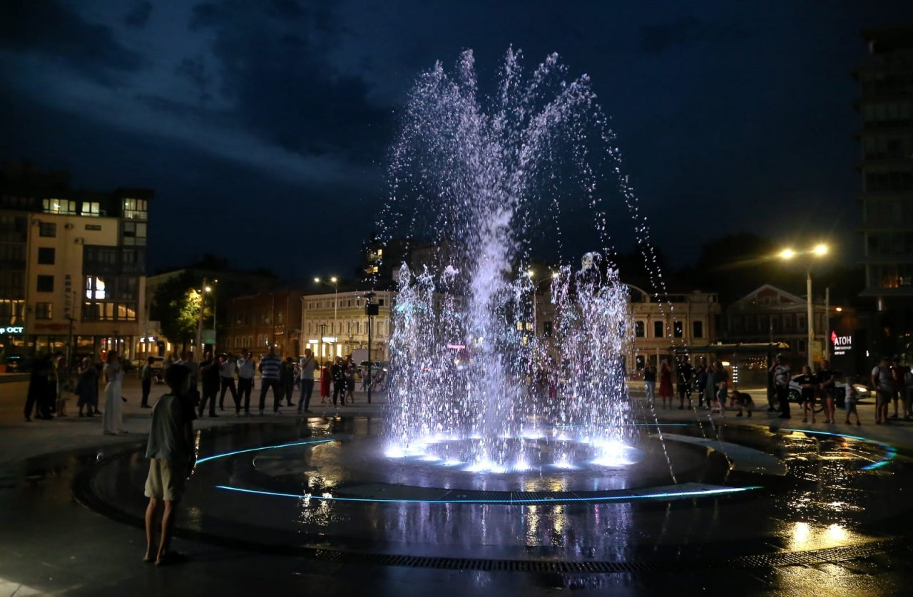 «Сухой» светомузыкальный фонтан заработал у концертного зала «Юпитер» в Нижнем Новгороде