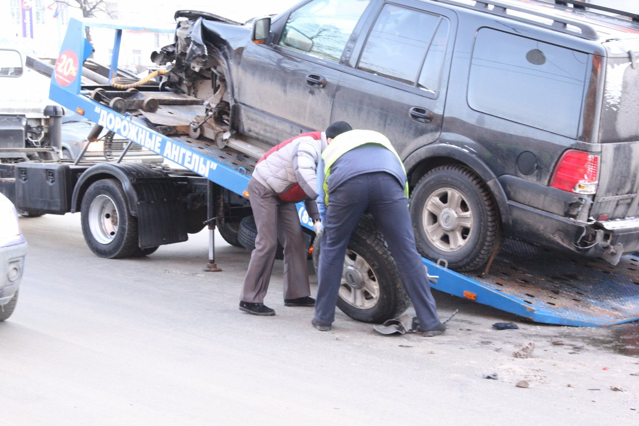Дорожный рабочий погиб под колесами КамАЗа в Княгинино