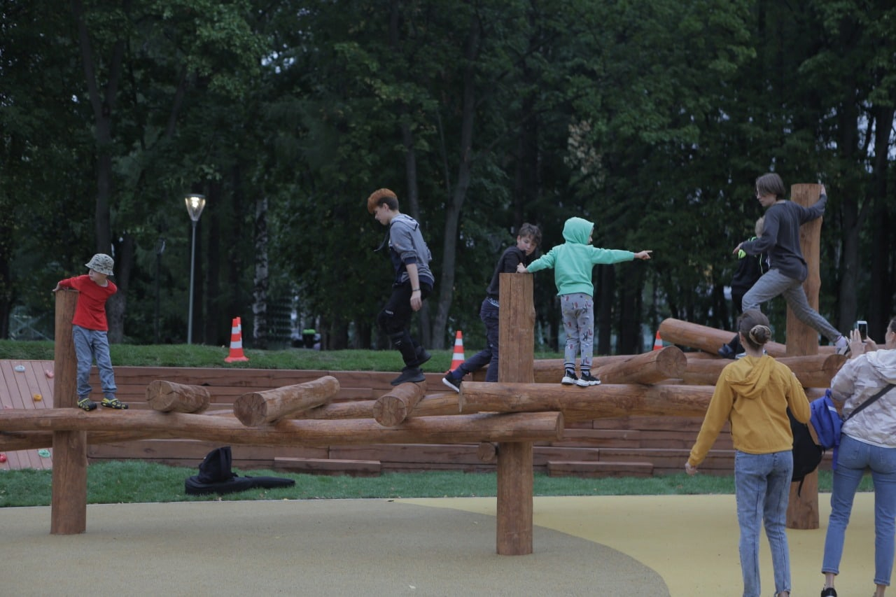 Лишившуюся части пальца в "Швейцарии" девочку выписали из больницы