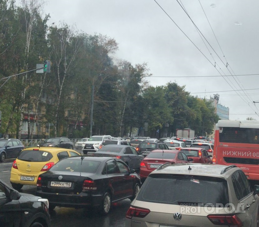 Неработающий светофор на Сормовском шоссе в Нижнем Новгороде собрал огромную пробку