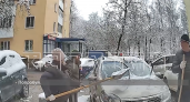 Дворники напали на водителя за то, что тот скидывал снег с автомобиля 