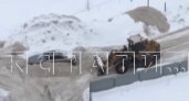 Водитель трактора решил завалить снегом авто за неправильную парковку 