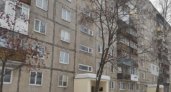 Еще один человек едва не погиб из-за падения наледи с крыши дома в Нижнем Новгороде  