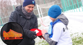 Нижегородские школьники подарили Кержакову хохломские бутсы