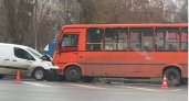 Иномарка лоб в лоб столкнулась с автобусом в Нижнем Новгороде