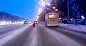 У маршрутки в Нижнем Новгороде отвалилось сразу два колеса, чудом избежав аварии