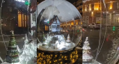 Огромный новогодний шар с заснеженным домиком и фигурками внутри установили в Нижнем