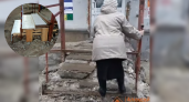 Разрушенное крыльцо отделения почты в Дзержинске "отремонтировали" деревянным настилом