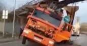 Грузовик не протиснулся под эстакадой рядом с Корундом