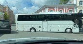 Автобус с туристами провалился в яму в центре Нижнего Новгорода  