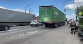В массовой аварии с тремя фурами погиб человек