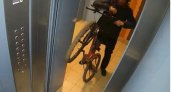 Подросток утащил из подъезда чужой велосипед за 80 тысяч