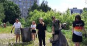Школьники убирают мусор на улице и красят бордюры в Нижегородском районе