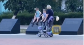 Полиция заинтересовалась видео с дзержинкой, катающей детей на памятнике ВОВ